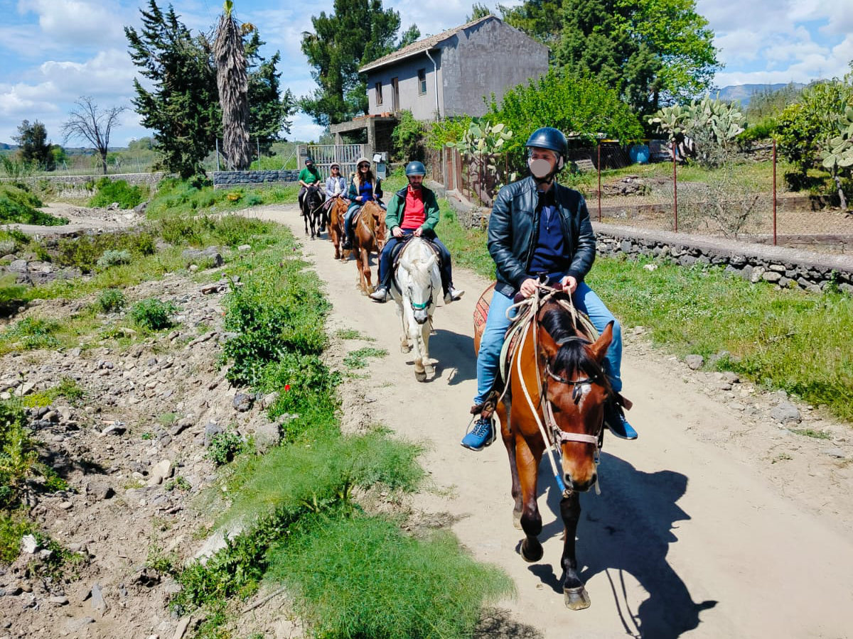 Escursione a cavallo con degustazione in cantina nel Parco Fluviale dell’Alcantara