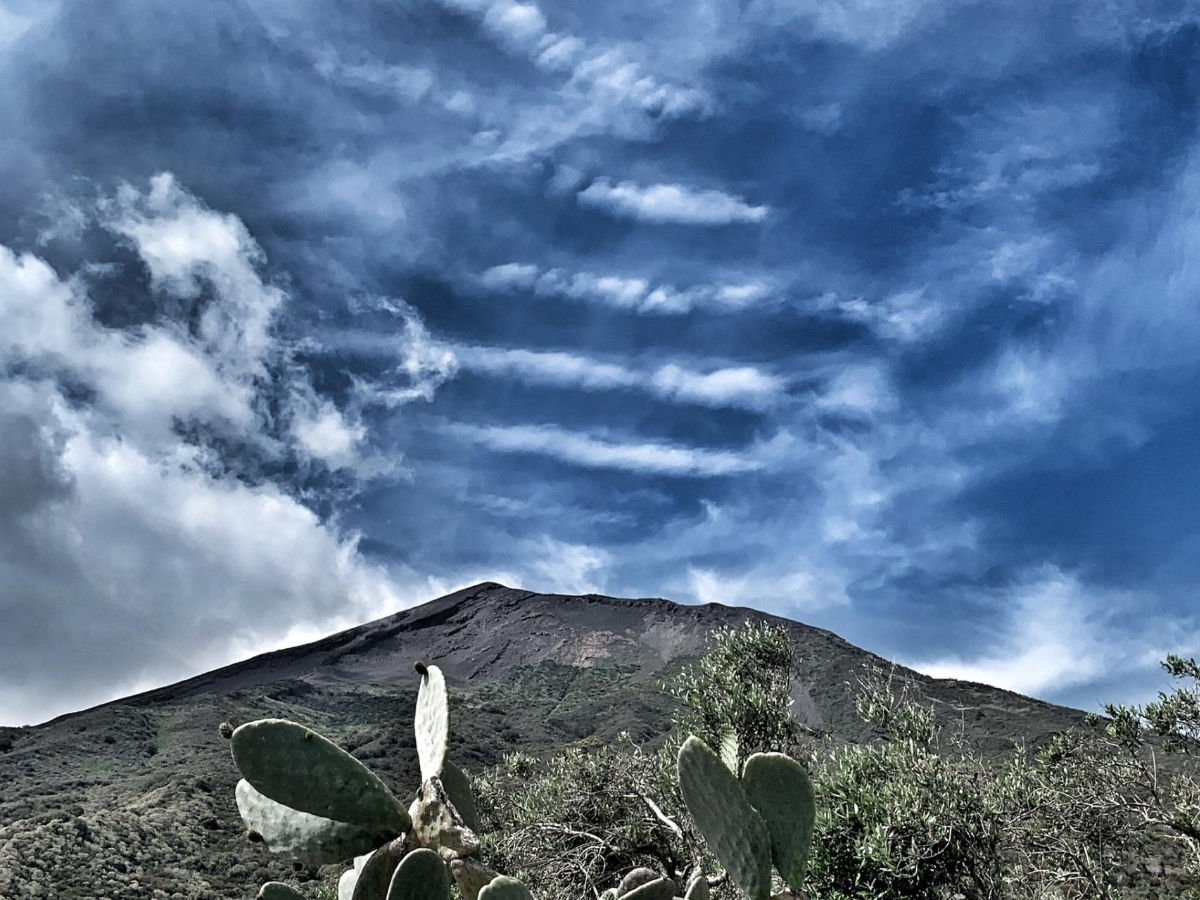 Trekking al tramonto sul vulcano attivo di Stromboli nelle Eolie