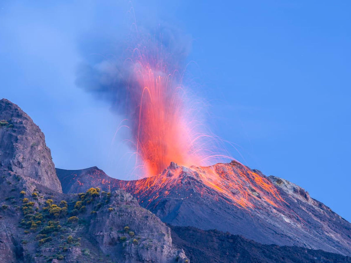 Trekking al tramonto sul vulcano attivo di Stromboli nelle Eolie