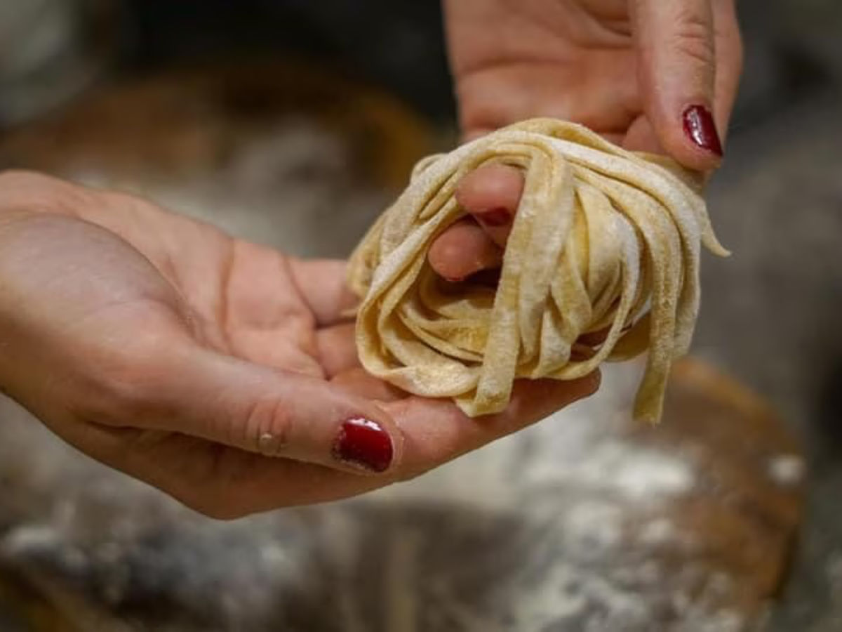 Un viaggio nei sapori siciliani: cucina, tradizione e convivialità