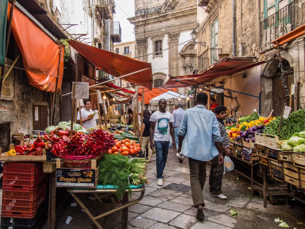 Viaggio nei sapori di Palermo: mercato di Ballarò e cucina autentica