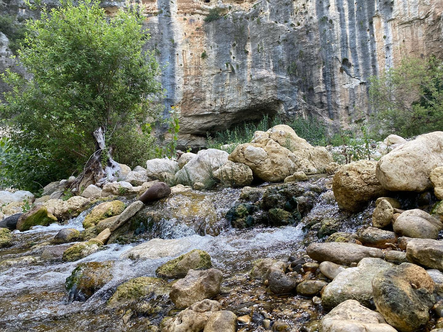 La Via dell’Acqua a Pantalica – Trekking tra fiumi, necropoli e natura selvaggia