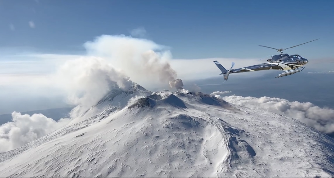 Sulle Ali dei Vulcani: Tour Privato in Elicottero su Etna e Isole Eolie