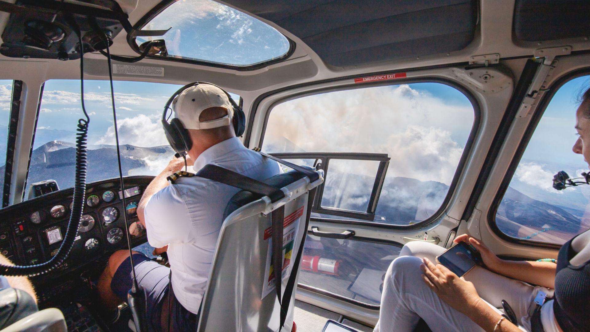 Sulle Ali dei Vulcani: Tour Privato in Elicottero su Etna e Isole Eolie